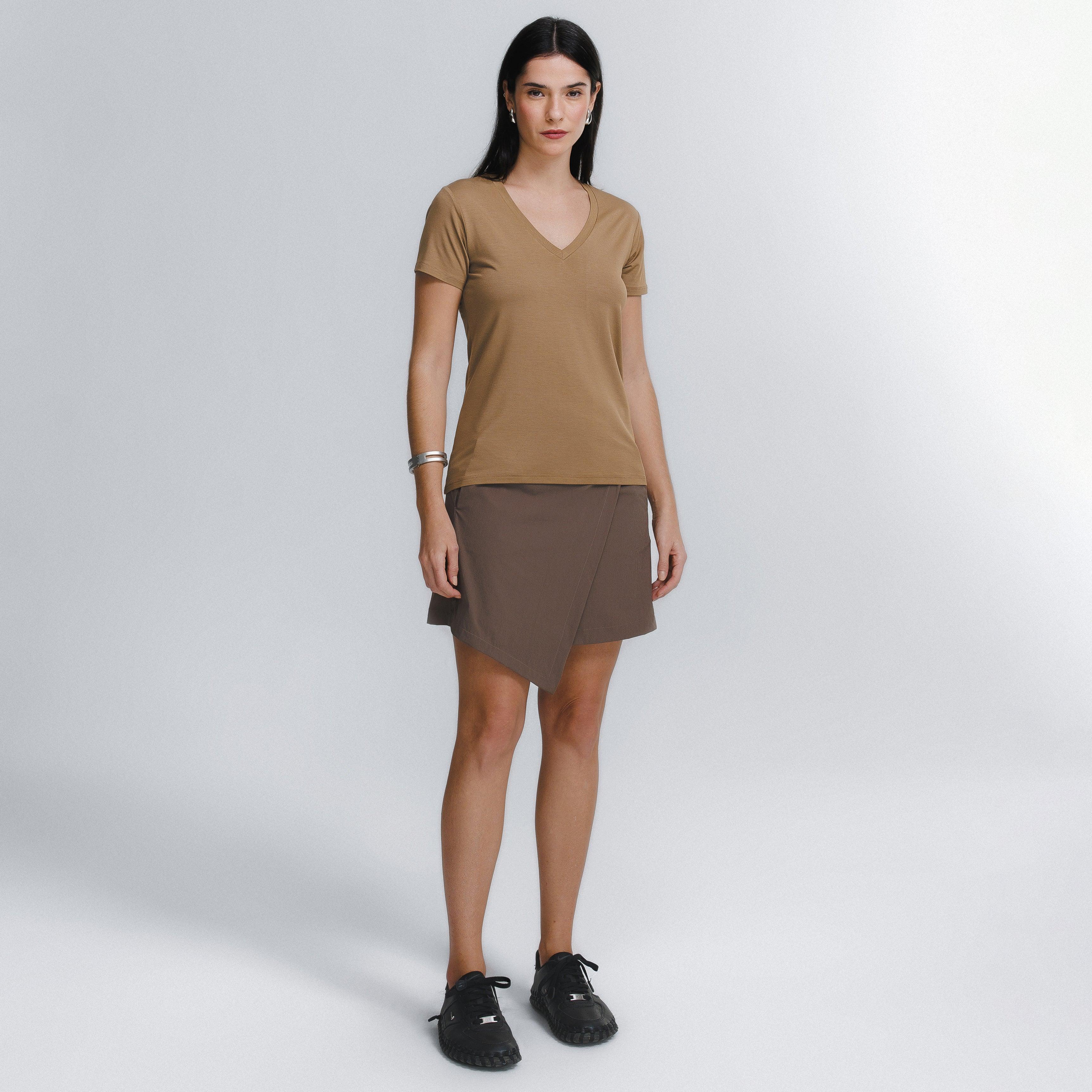 Kit Presente Prático Feminino | Saia Mini Kyoto e Tech T-Shirt® Gola V